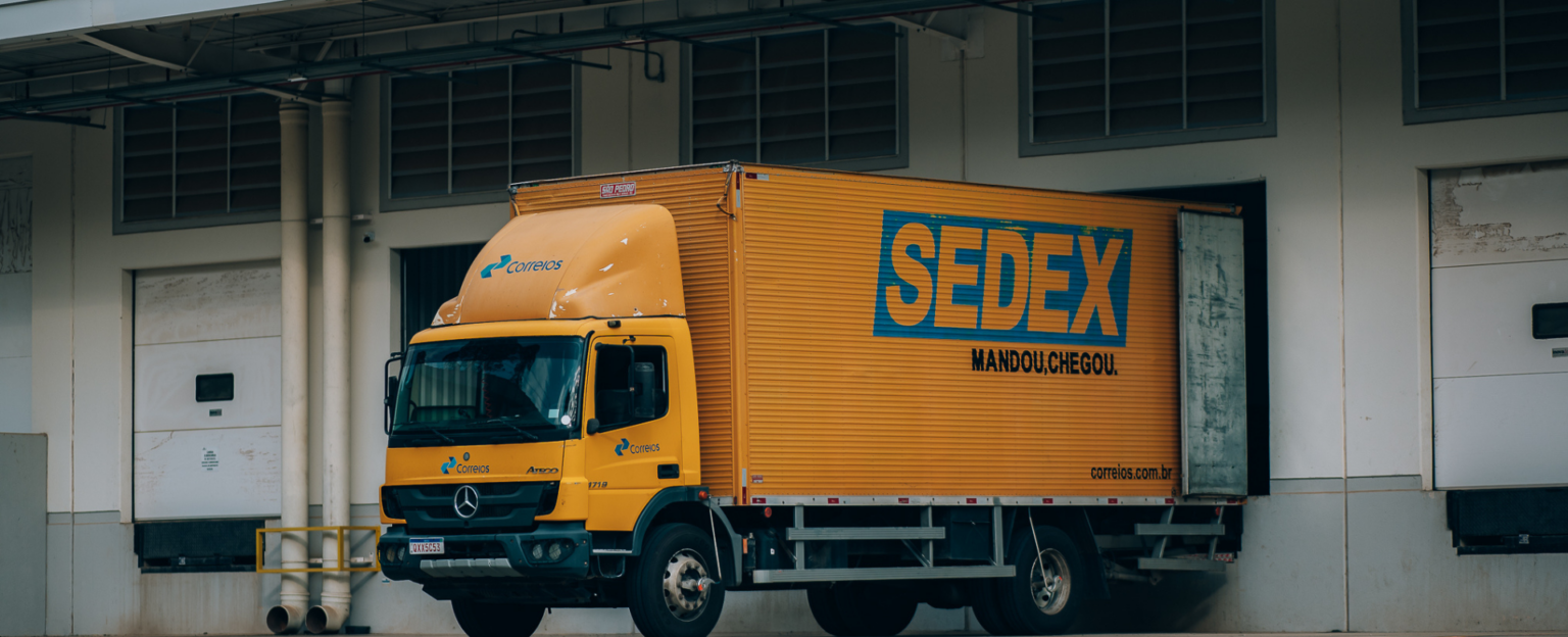 Banner de site promoção de verão moderno azul e amarelo (7)